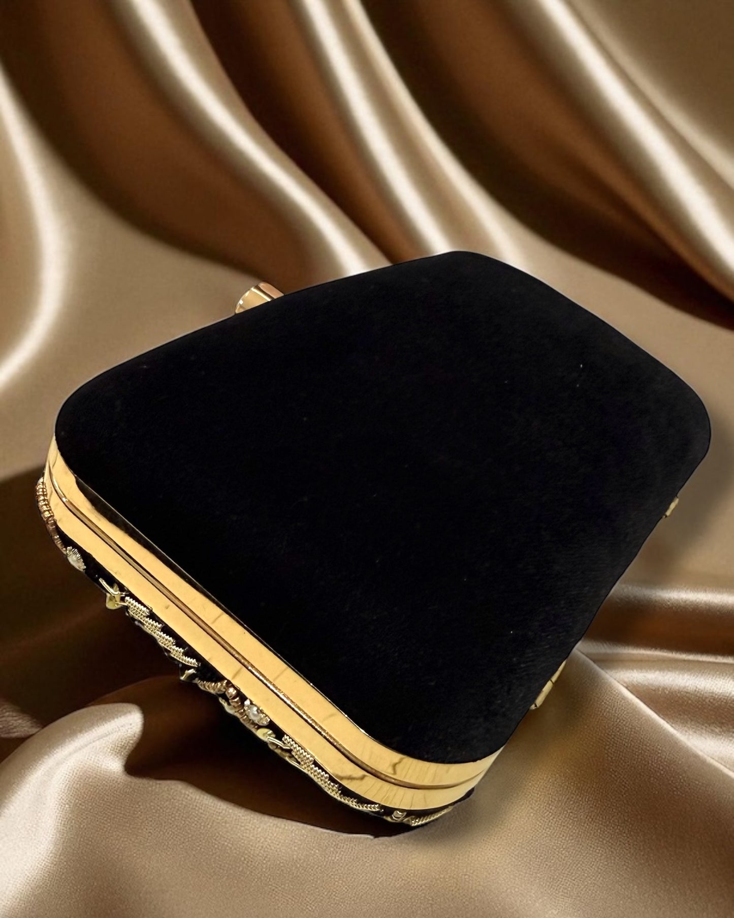 Samiah سَميَّة Velvet Clutch in Black