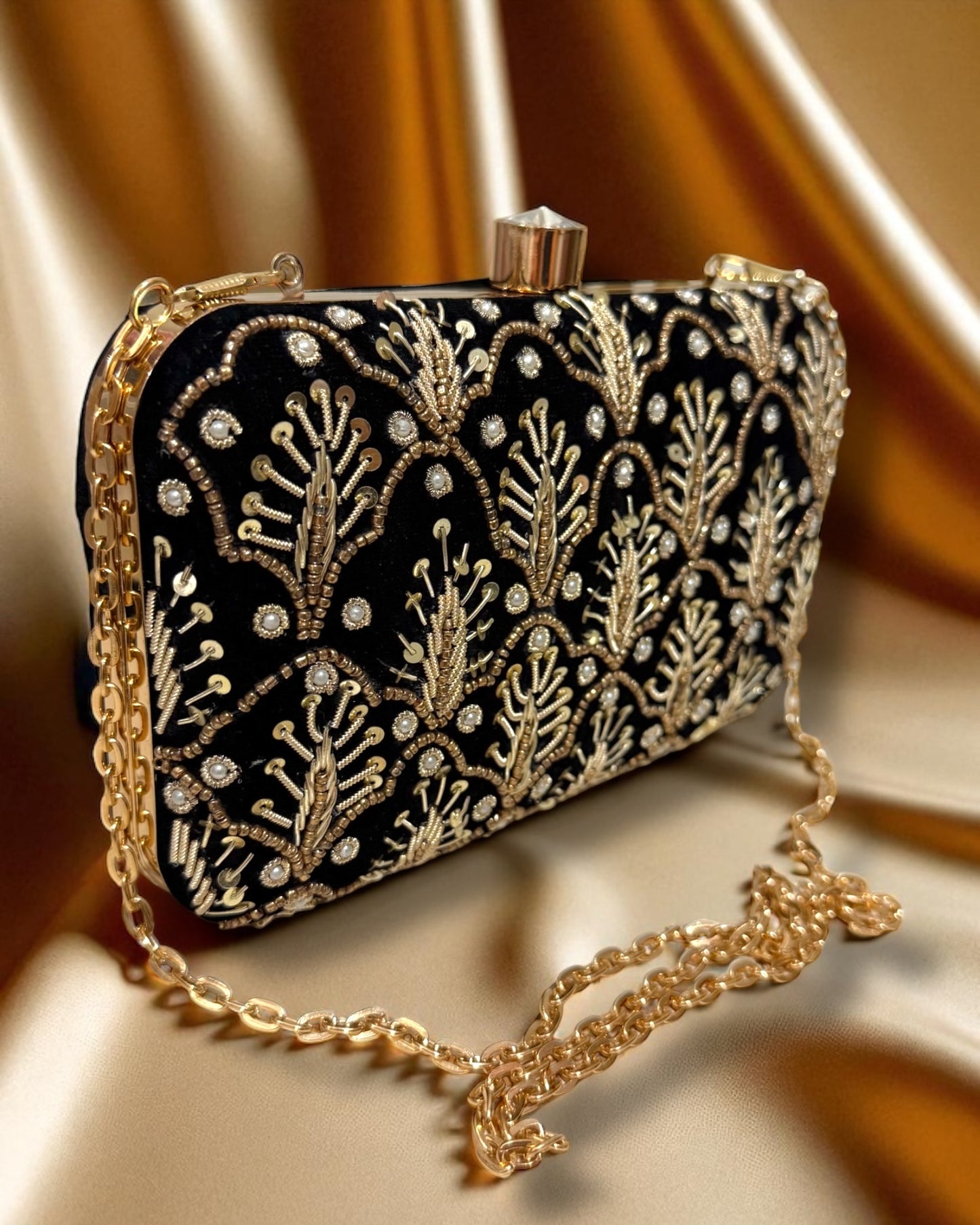 Samiah سَميَّة Velvet Clutch in Black