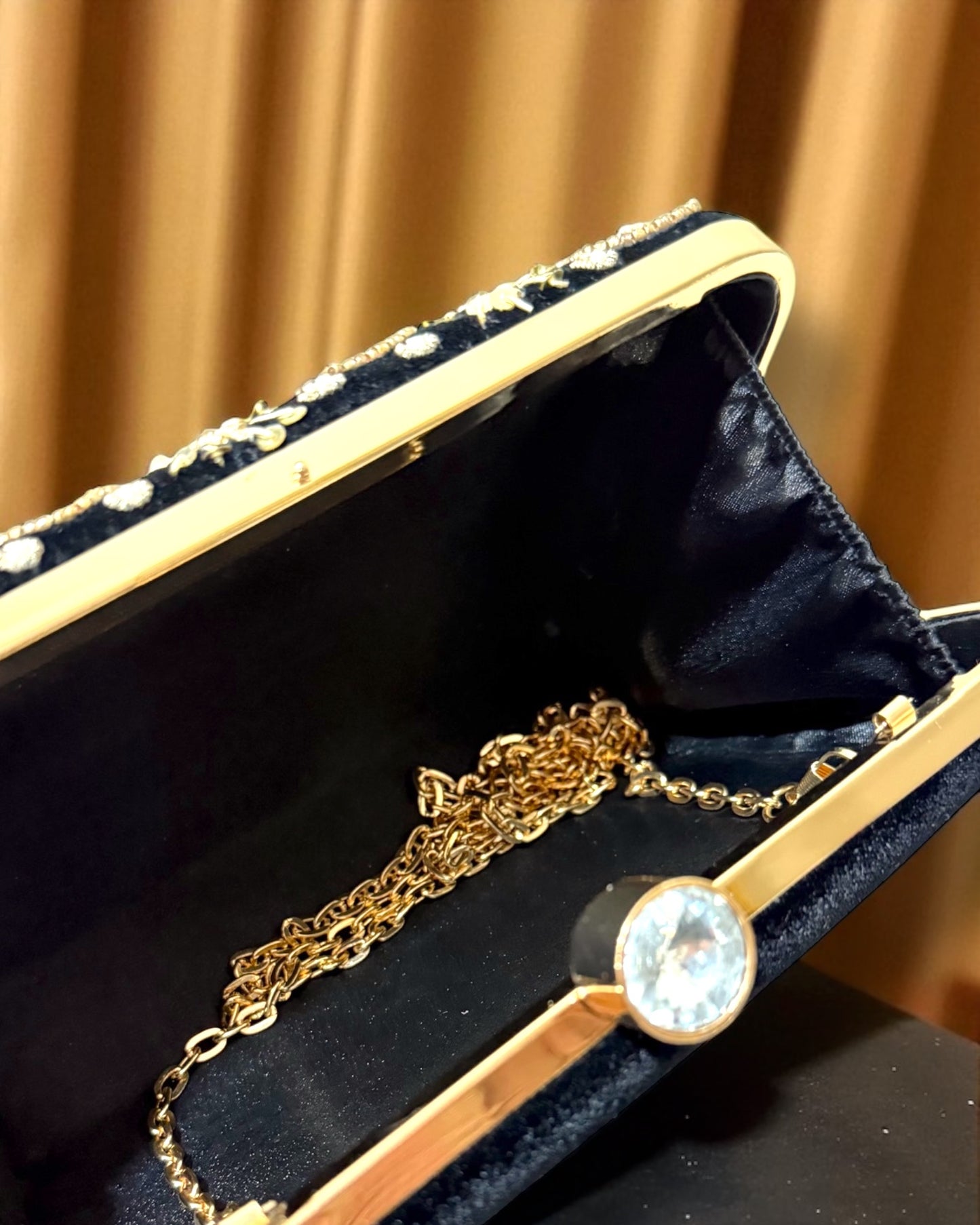 Samiah سَميَّة Velvet Clutch in Black