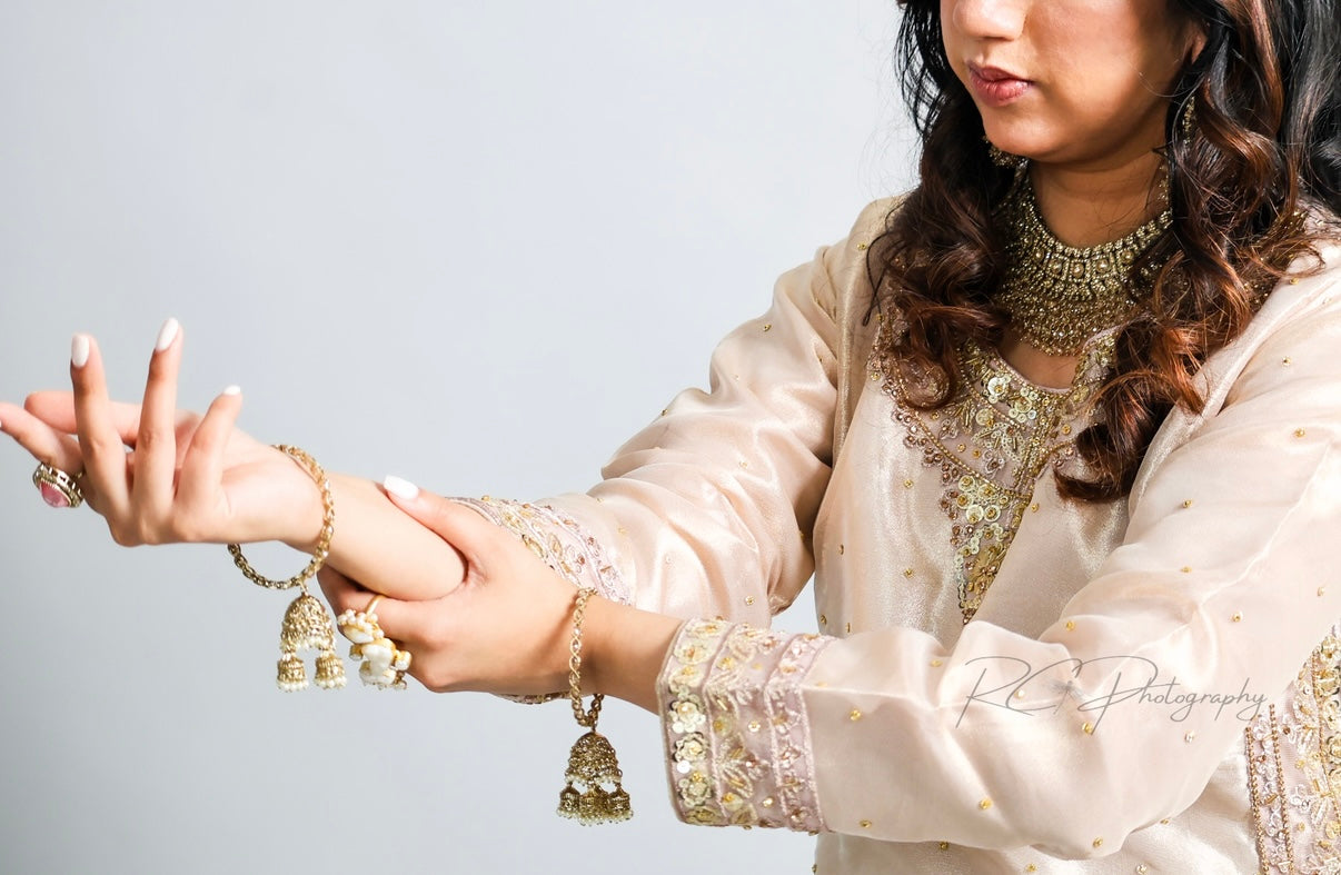 Nisa نِساء Kada Pair in Antique Gold