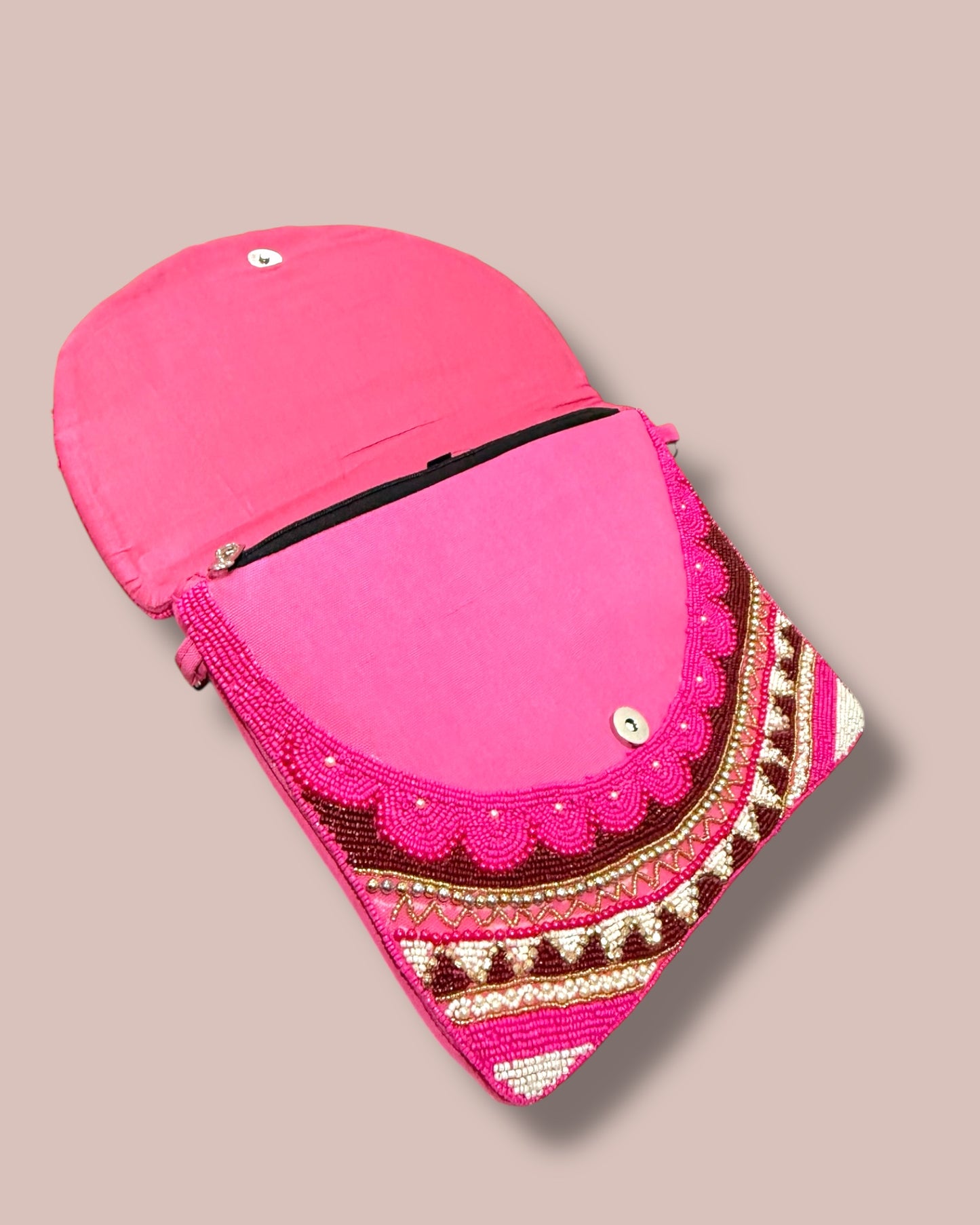 Aila عَيْلَة Envelope Bag