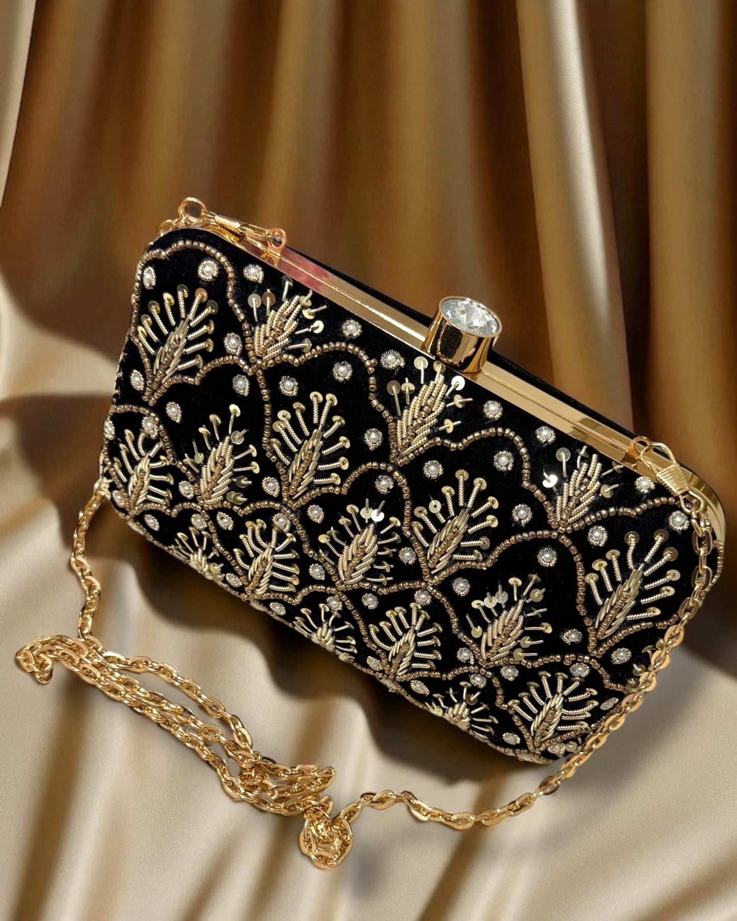 Samiah سَميَّة Velvet Clutch in Black
