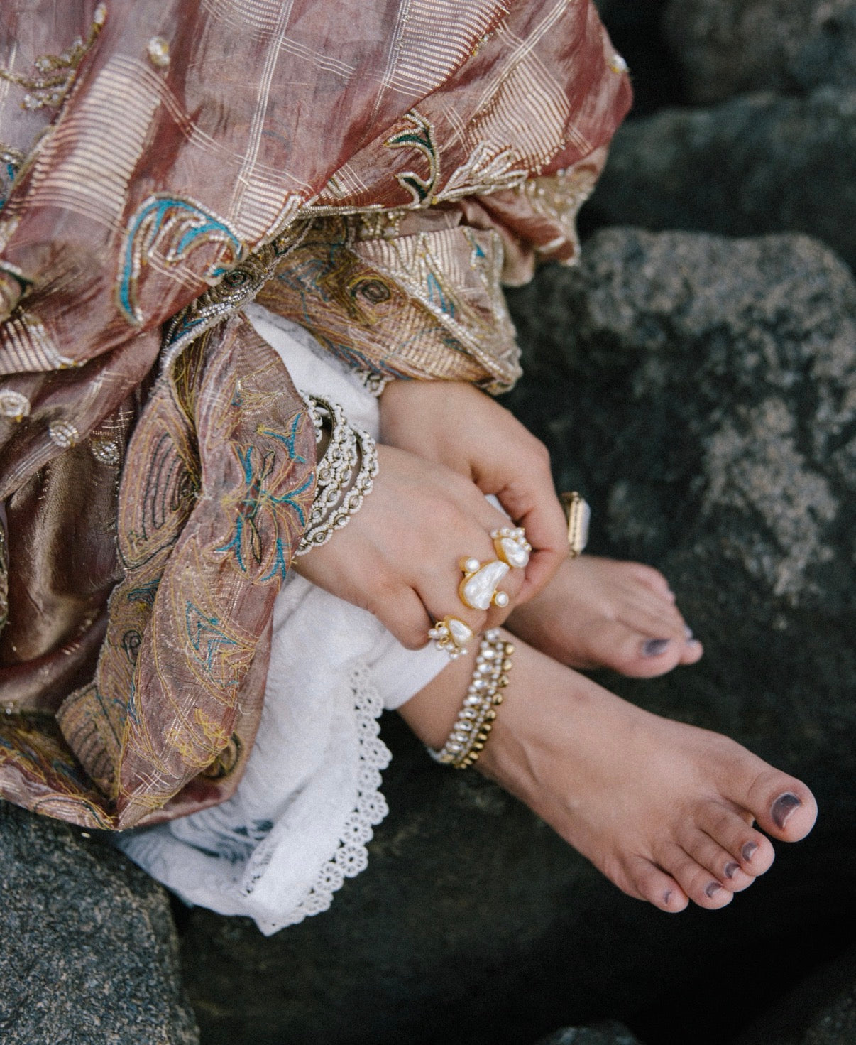 Aila عيلة Kundan Anklets in White