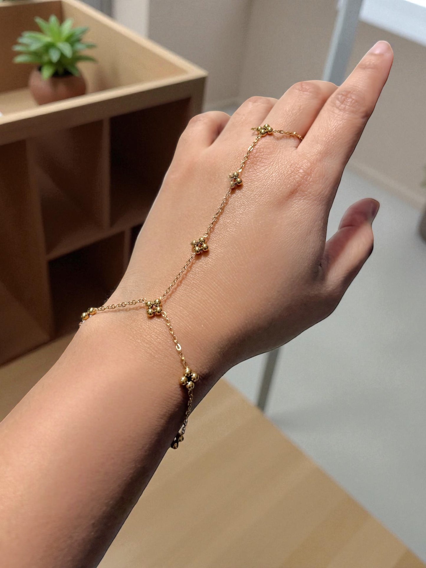 Henna حِنَّة Hand Chain in Gold - 18k Gold Plated and Stainless Steel