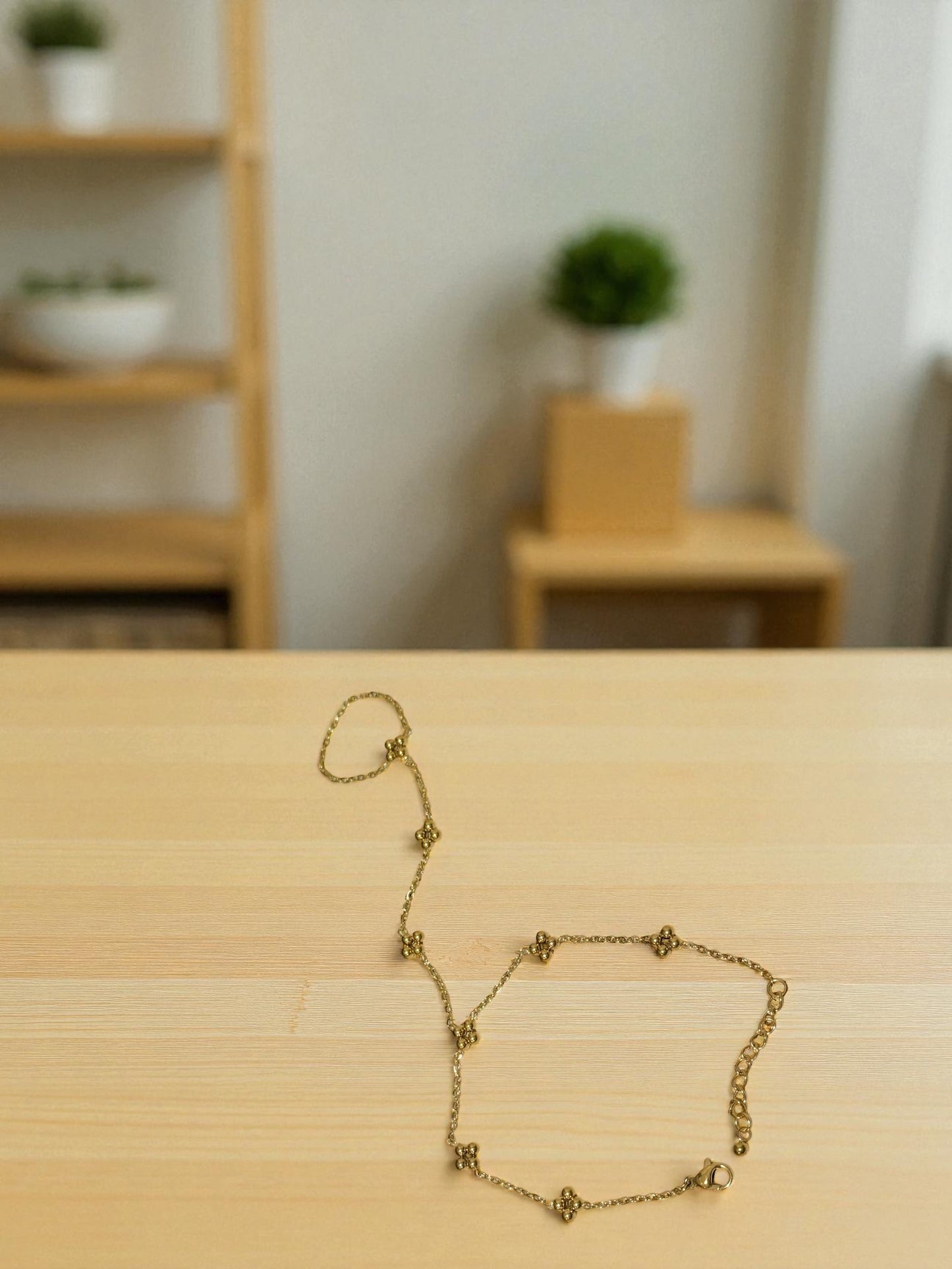 Henna حِنَّة Hand Chain in Gold - 18k Gold Plated and Stainless Steel